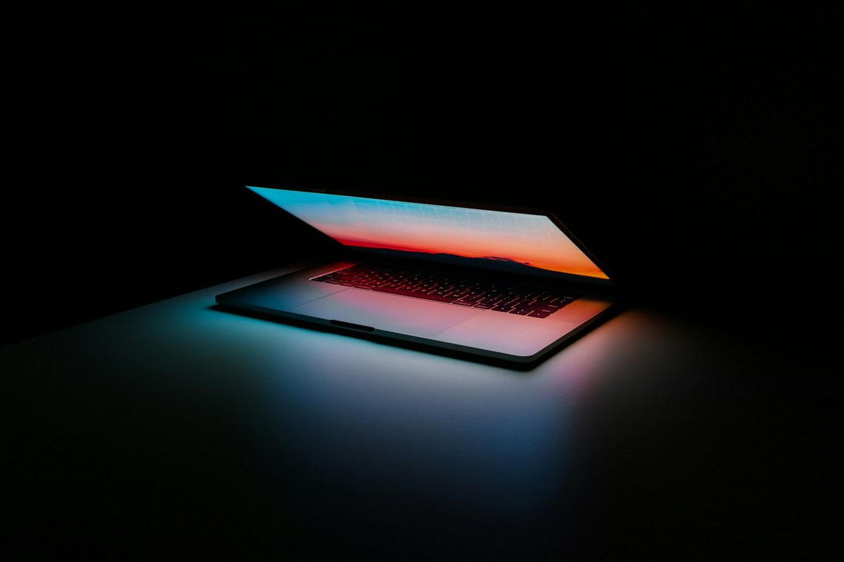 Maatwerk AI-software — laptop met zonsopgang in het donker